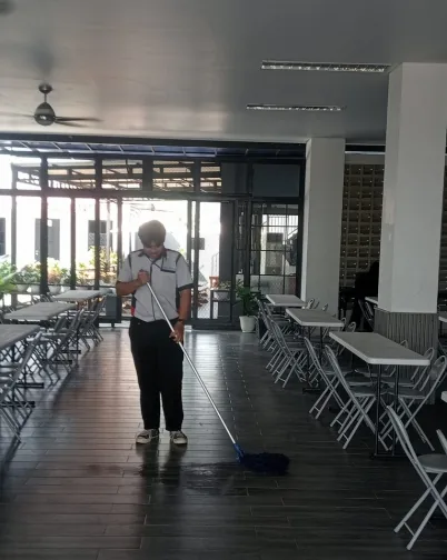 Petugas MJA membersihkan lantai di area gedung.