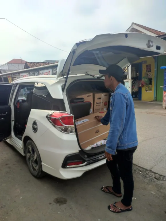 Petugas menyerahkan barang kebutuhan operasional.